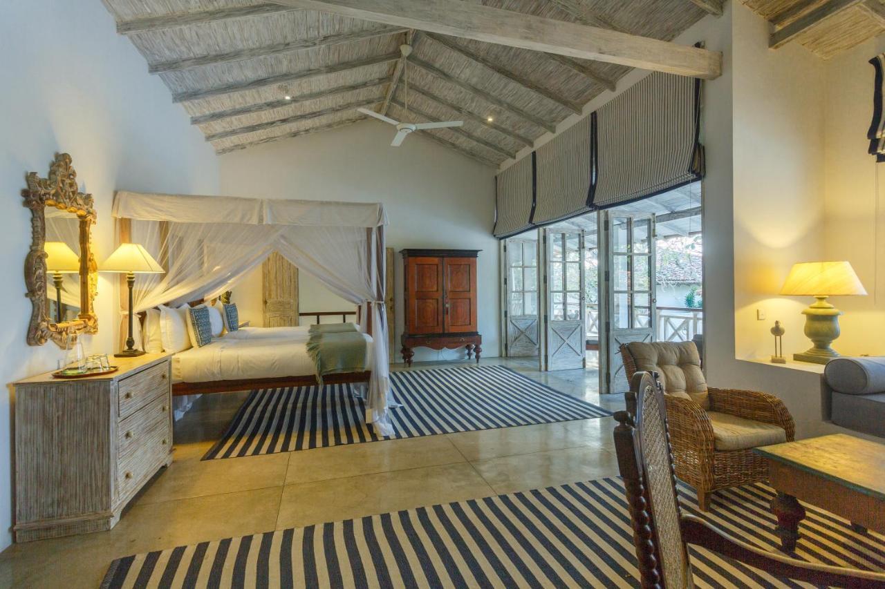 de 2500 m² con 4 habitación/es y 4 baño/s de uso privado, en Zona de Thalpe Habaraduwa Central Exterior foto