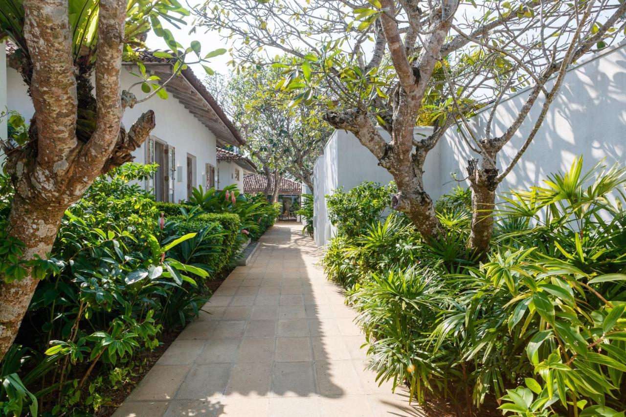 de 2500 m² con 4 habitación/es y 4 baño/s de uso privado, en Zona de Thalpe Habaraduwa Central Exterior foto