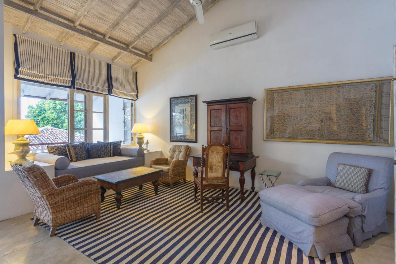de 2500 m² con 4 habitación/es y 4 baño/s de uso privado, en Zona de Thalpe Habaraduwa Central Exterior foto